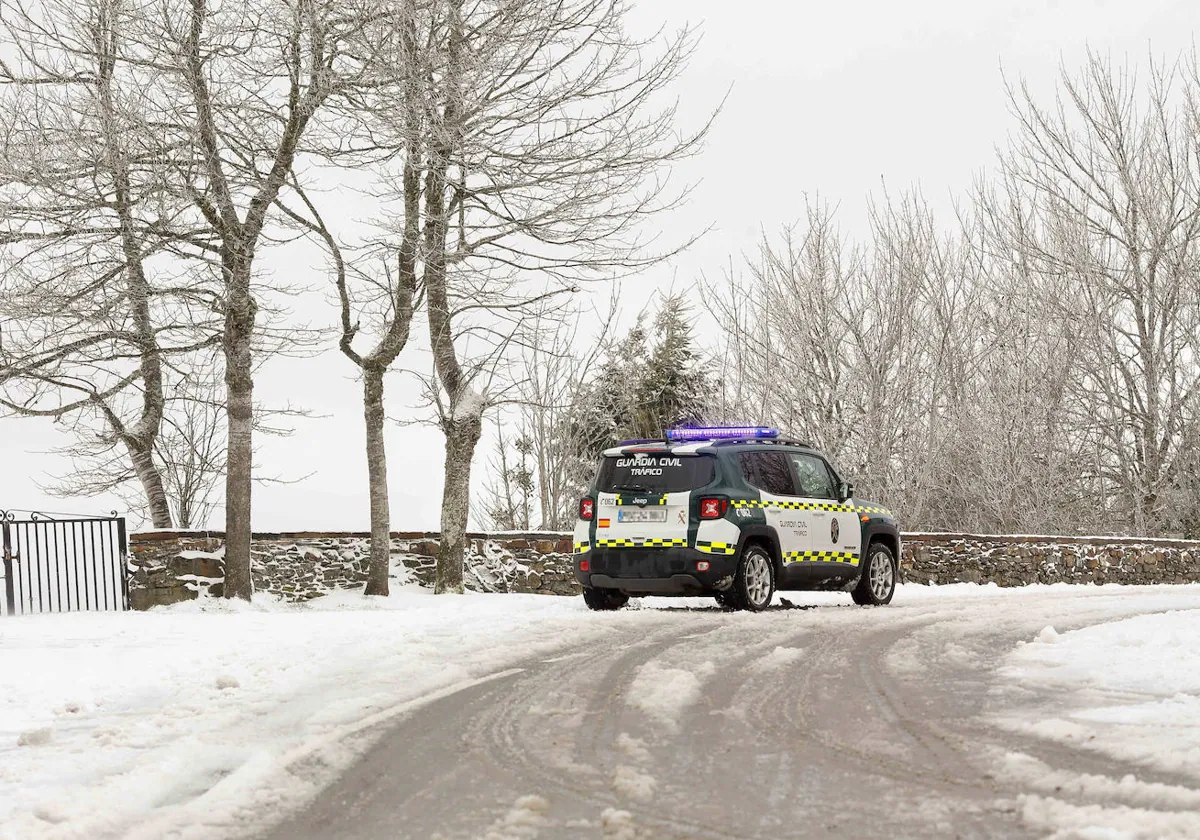 Un vehículo de la Guardia Civil en un camino nevado, a 23 de febrero de 2024, en Pedrafita do Cebreiro, Lugo