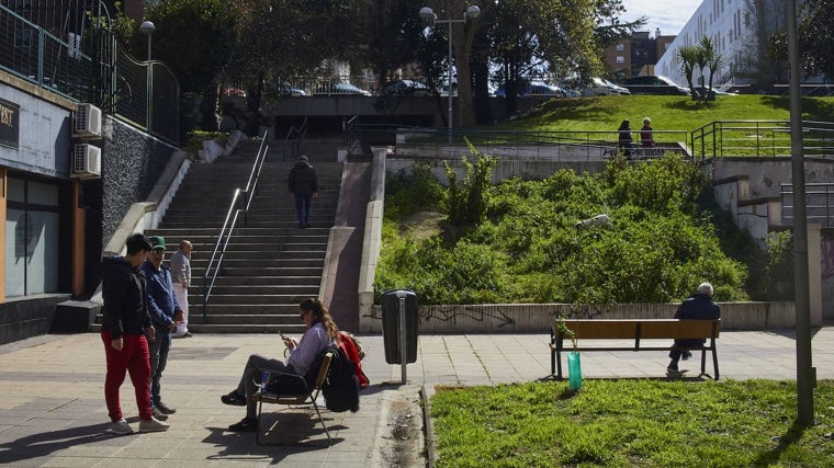 Una de las plazas ajardinadas del barrio de Santa Eugenia, en Villa de Vallecas