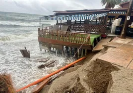 El fuerte temporal de viento y lluvia destroza las playas de Mijas