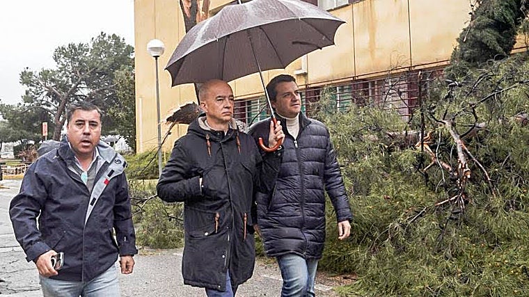 El alcalde, en el hospital junto al gerente y al concejal de Infraestructuras