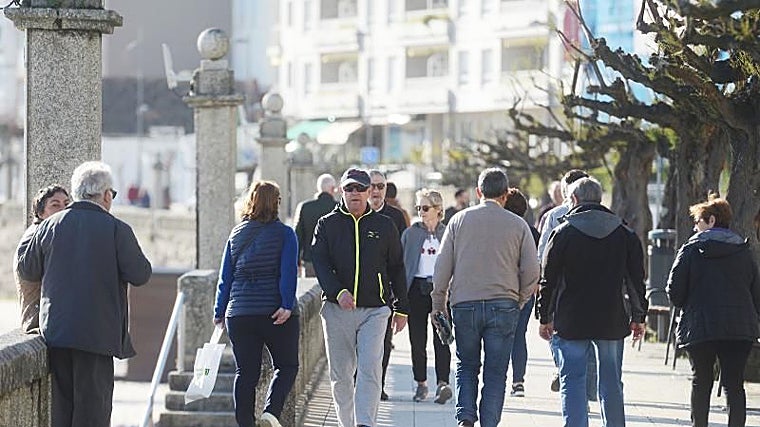 Turistas disfrutan del buen tiempo en Sanxenxo, en una imagen de archivo