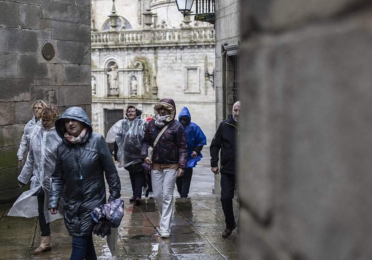 Turistas pasados por agua, en el casco antiguo compostelano, esta pasada semana