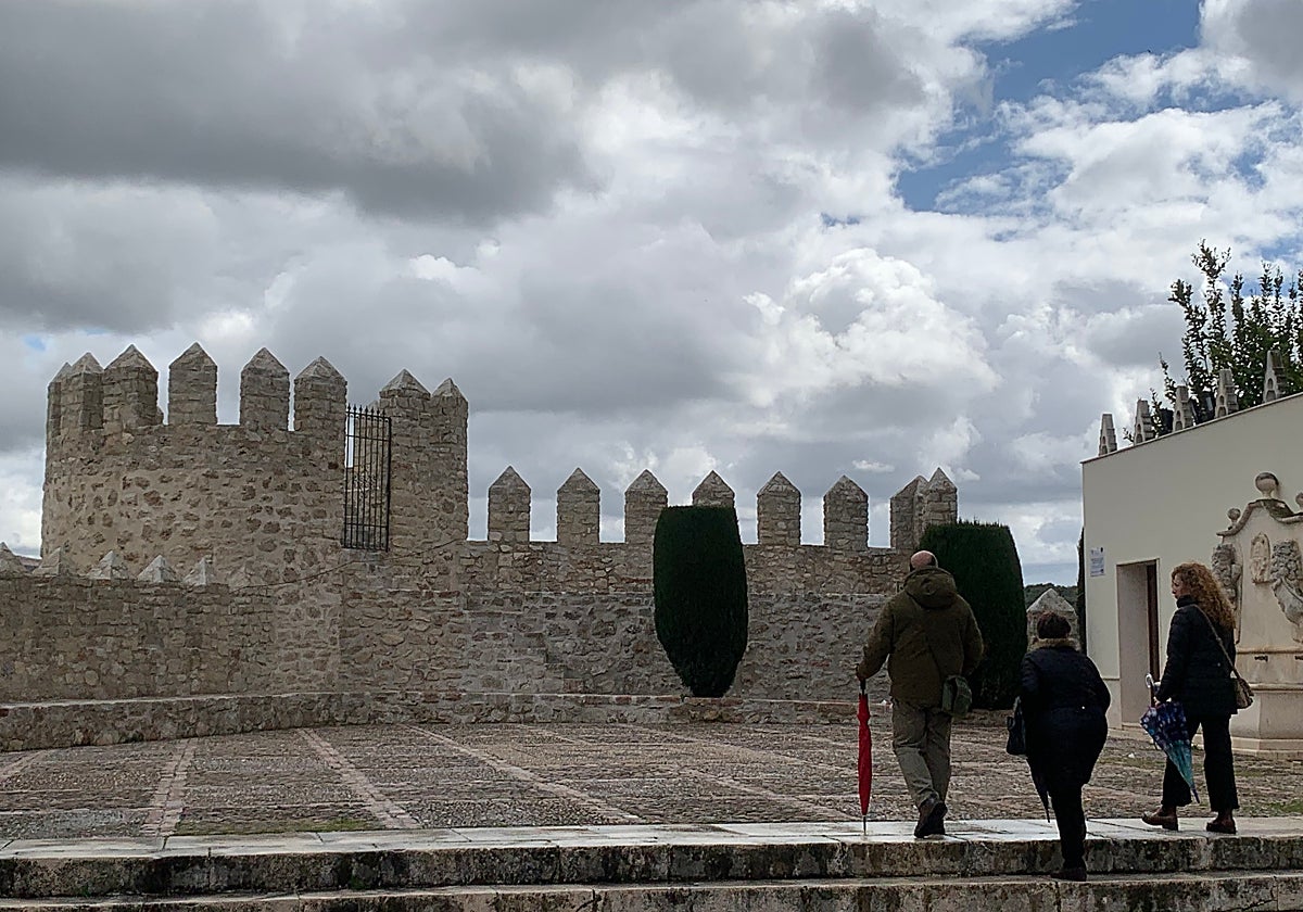 Tres visitantes al torreón remodelado