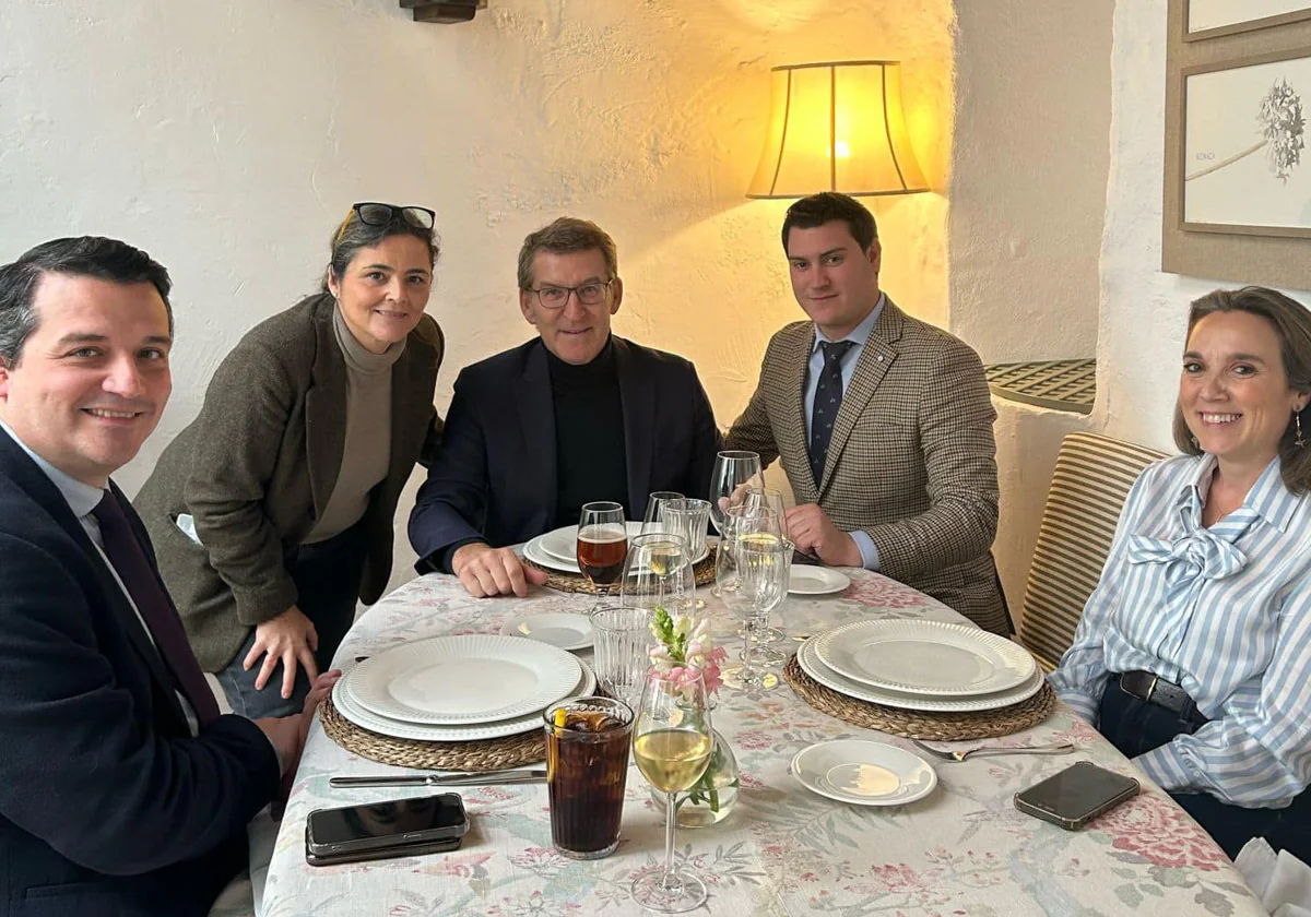 Feijóo, Cuca Gamarra y José María Bellido con miembros del equipo de Ermita de la Candelaria