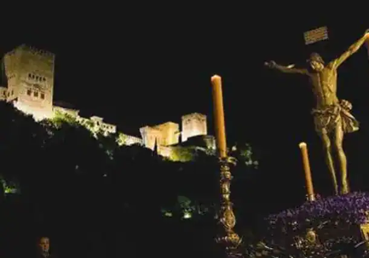 La Semana Santa de Granada pasa por lugares mágicos y atrae a miles de fieles