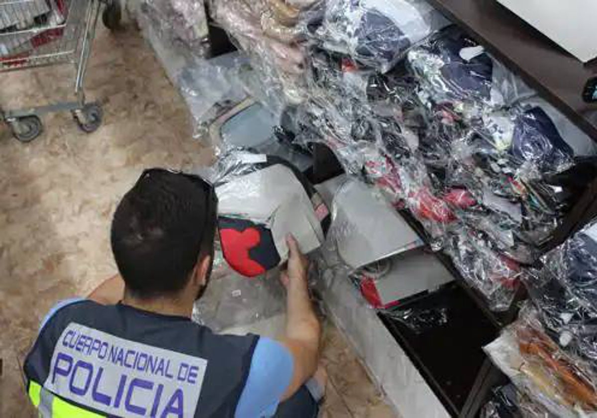 Imagen de archivo de una operación policial contra las falsificaciones en Manises (Valencia)