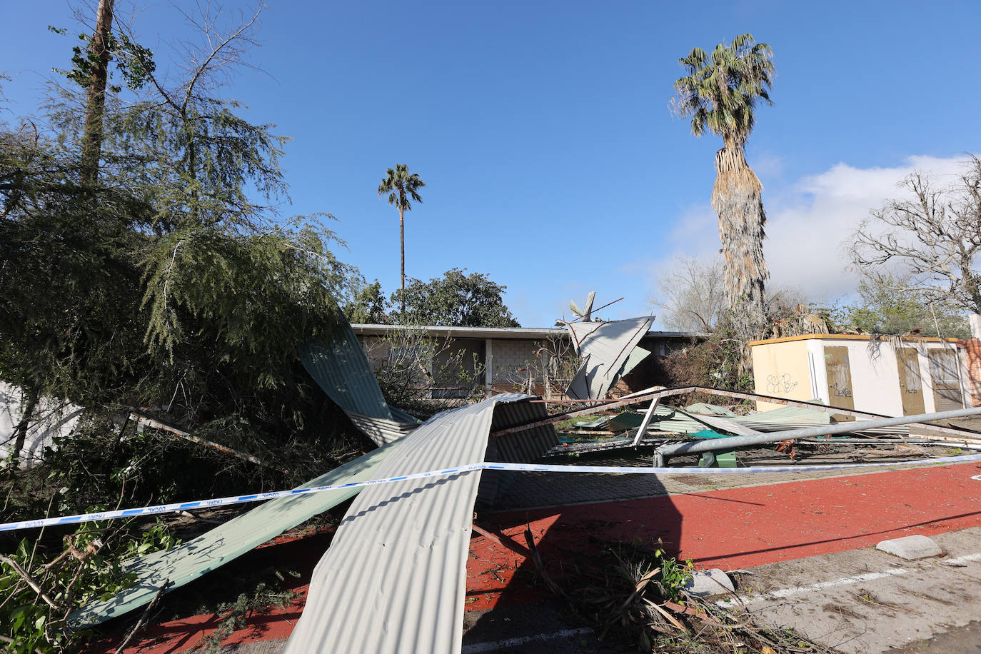 Fotos: operarios intentan recomponer el paisaje urbano de Córdoba tras el tornado