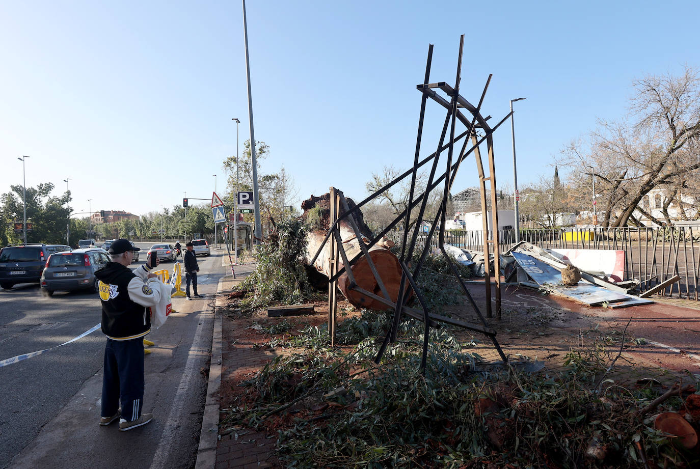 Fotos: operarios intentan recomponer el paisaje urbano de Córdoba tras el tornado