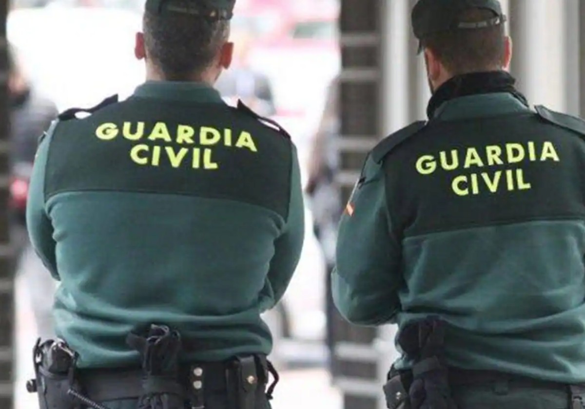 Imagen de archivo de dos agentes de la Guardia Civil