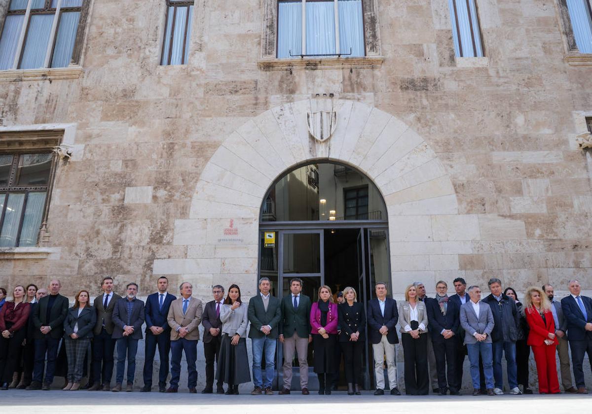 Imagen del minuto de silencio institucional a las puertas de la Generalitat