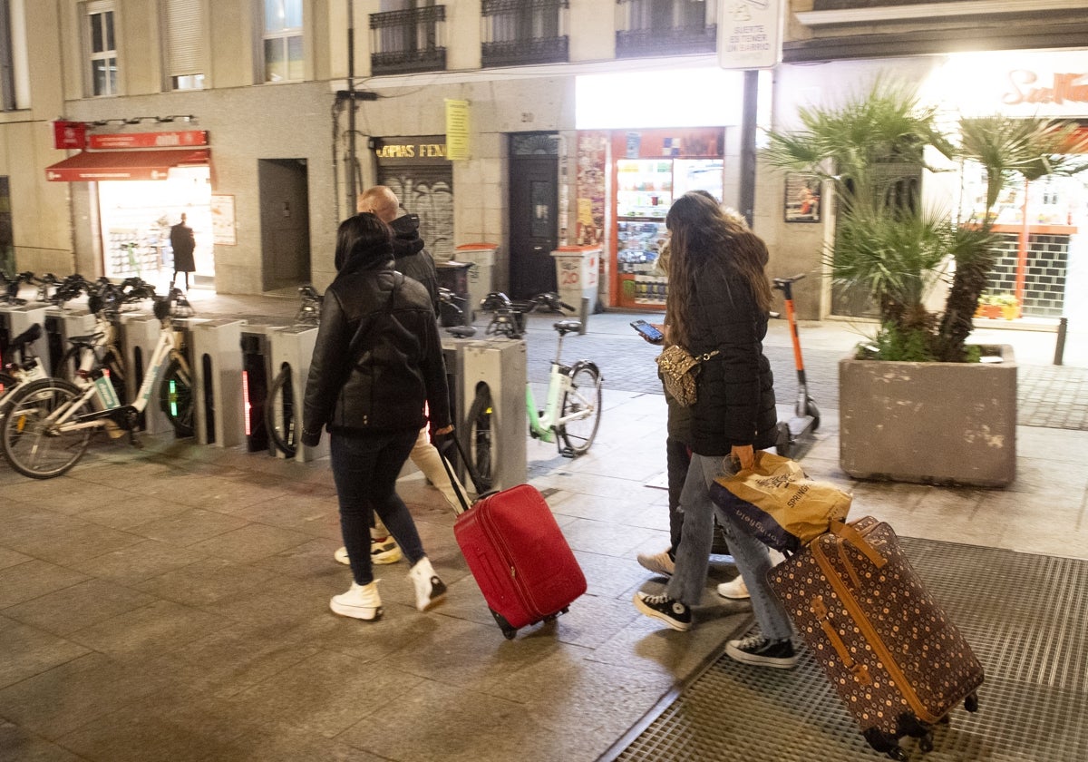 Turistas pasean con sus maletas por el centro de Madrid