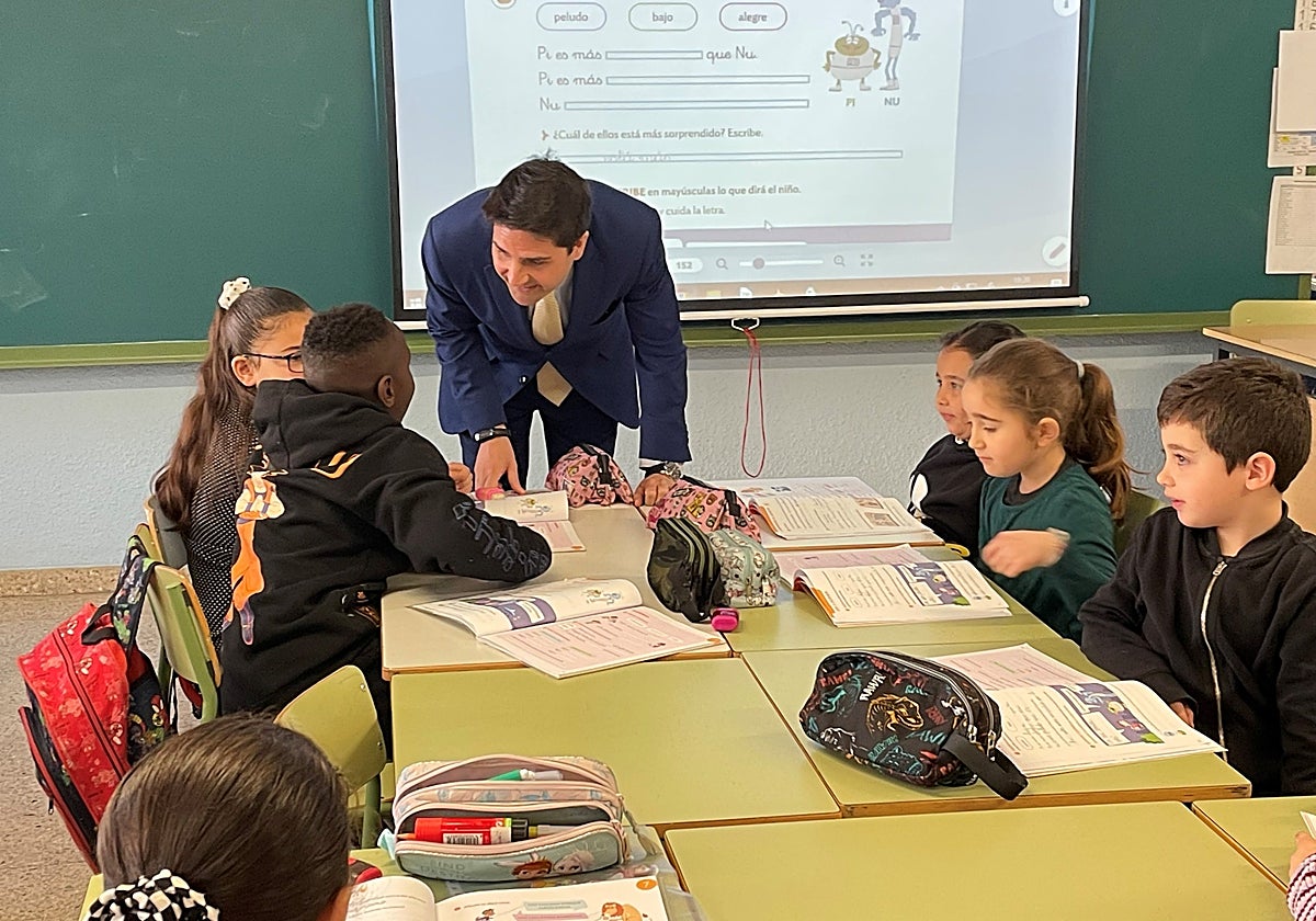 El consejero de Educación, Emilio Viciana, durante su visita a un centro escolar en Móstoles