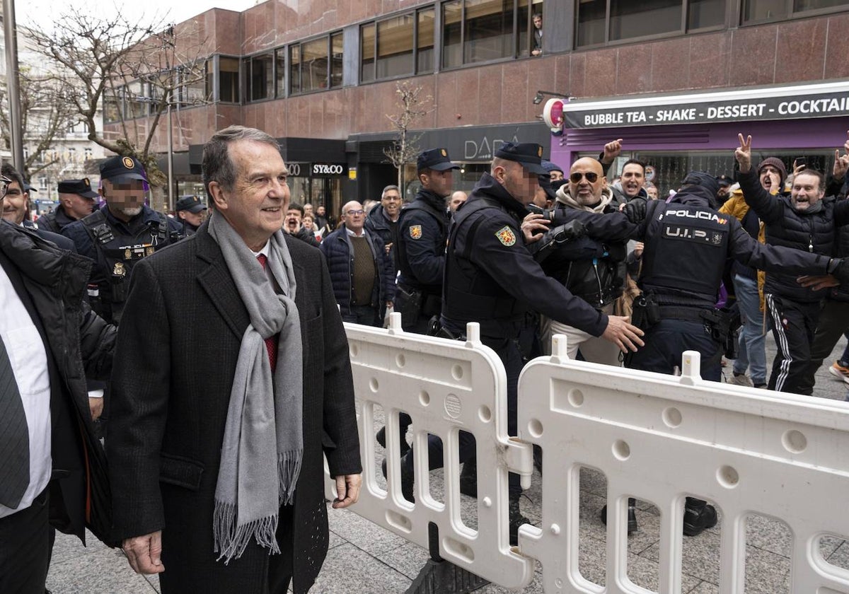 Empleados de Vitrasa en una manifestación increpan al alcalde de Vigo, Abel Caballero, el pasado diciembre