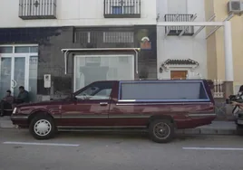 Un coche fúnebre aparcado en la calle con un ataúd vacío siembra la polémica en Vélez-Málaga