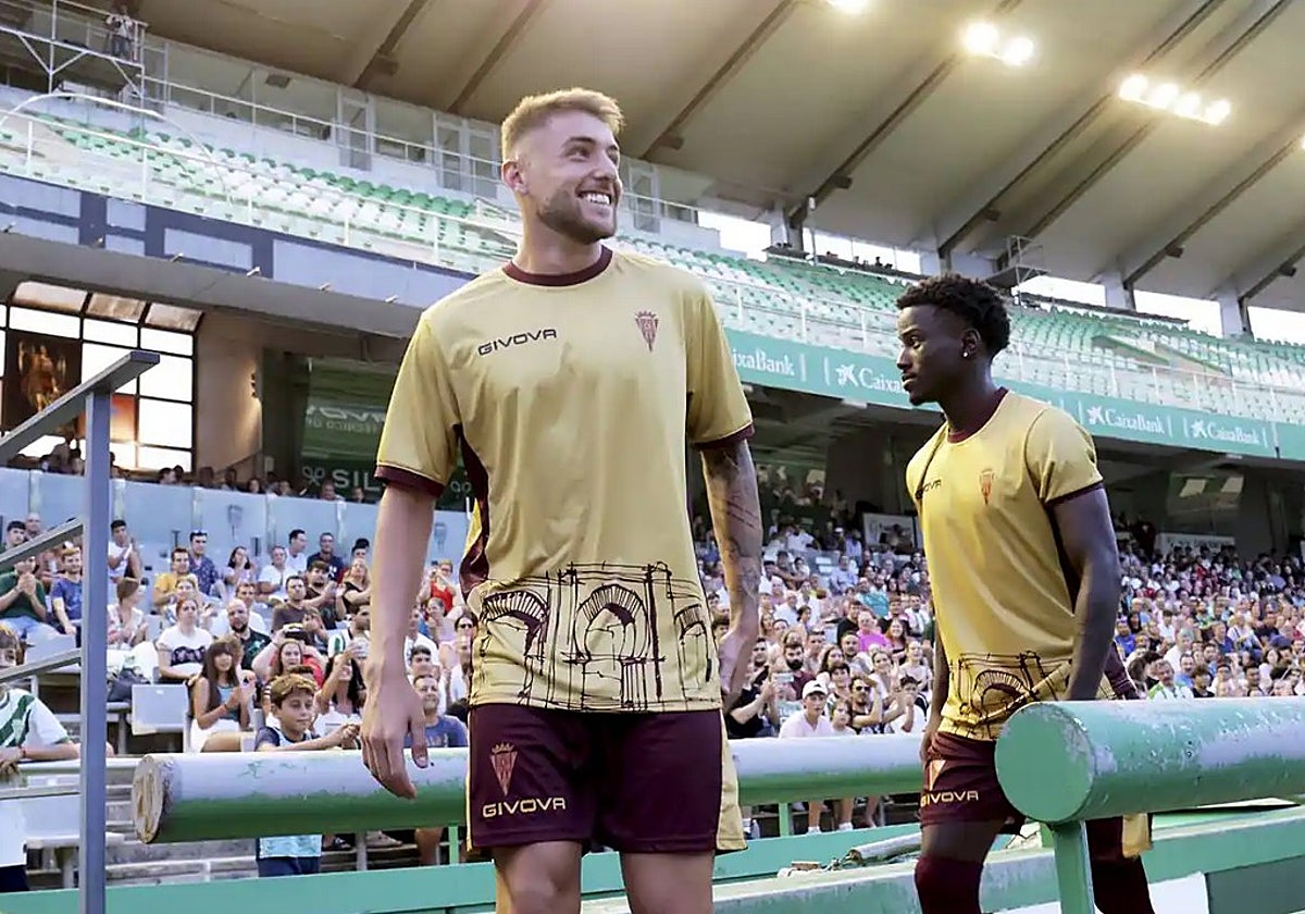 Antonio Casas y Adilson posan con la tercera camiseta del equipo