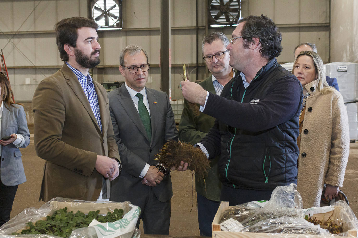 El vicepresidente de la Junta de Castilla y León, Juan García-Gallardo, junto a los consejeros de Agricultura y Ganadería, Gerardo Dueñas; y el de Industria, Comercio y Empleo, Mariano Veganzones visitan las instalaciones de la empresa Planasa en Segovia. En la foto, junto al director de operaciones de Planasa, Enrique Centeno