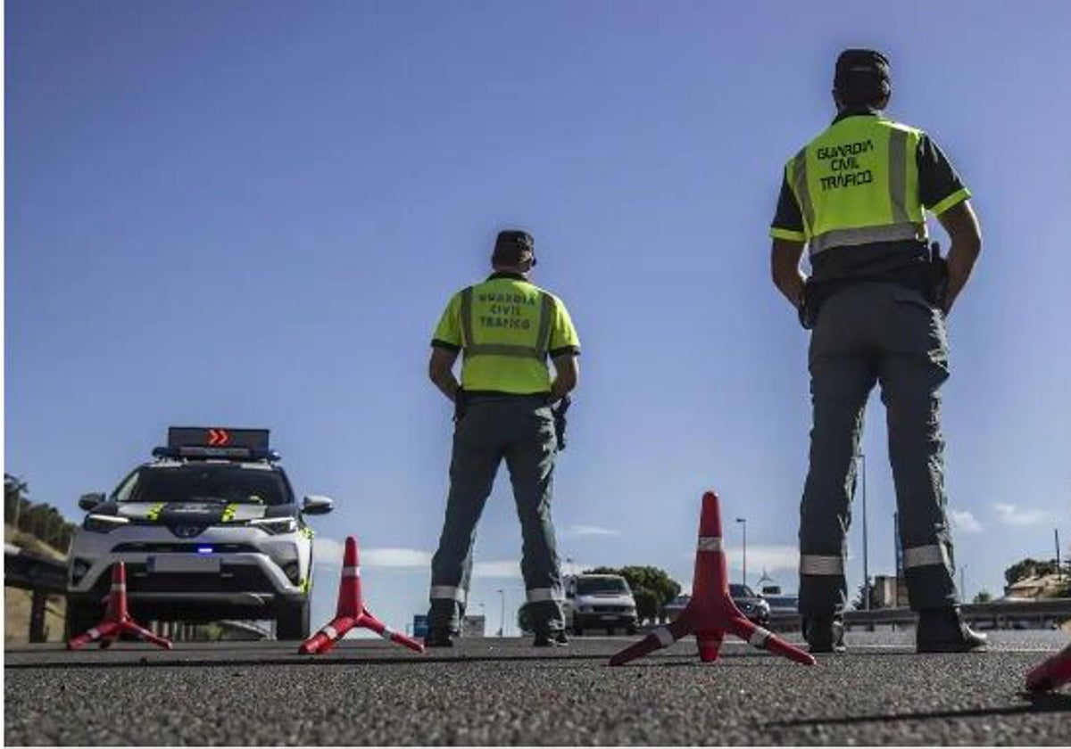 El vuelco de un camión obliga a cortar la carretera CM-5150 a la altura de Corchuela