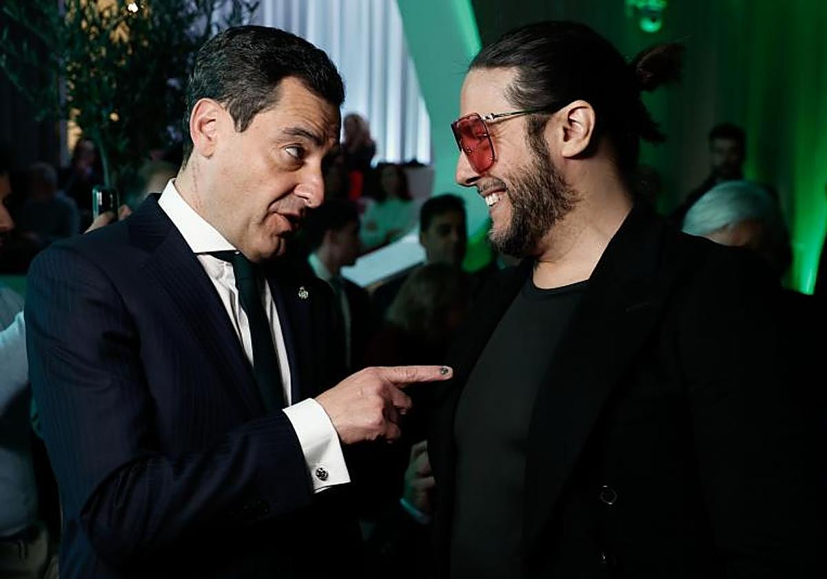 Juanma Moreno charla con el galardonado Joaquín Cortés