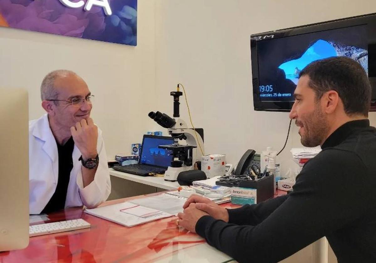 El actor Miguel Ángel Silvestre con el doctor Guzmán