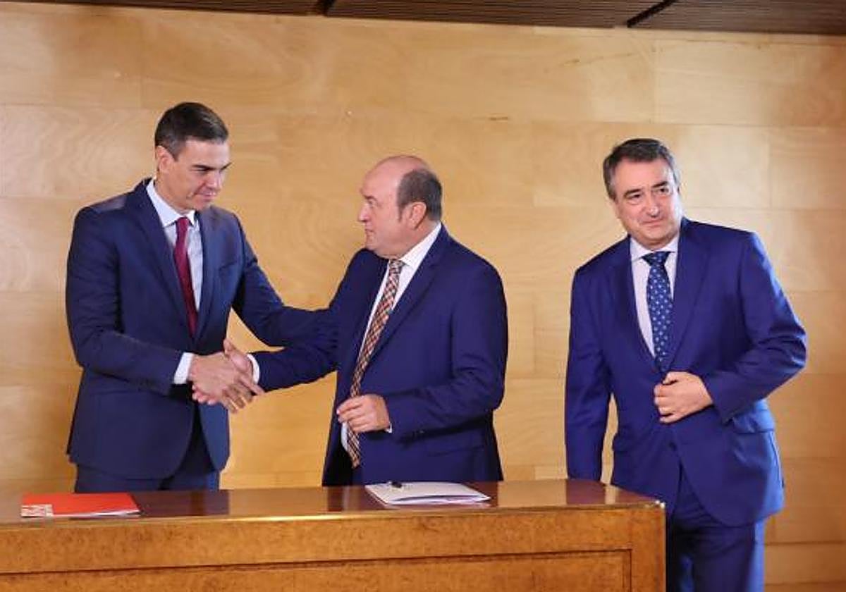 Pedro Sánchez junto a Andoni Ortuzar y Aitor Esteban en la firma del pacto para la investidura