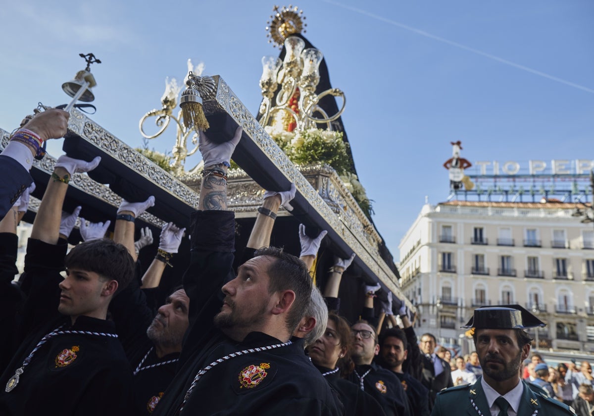 Una procesión de Semana Santa, en 2023, a su paso por la Puerta del Sol