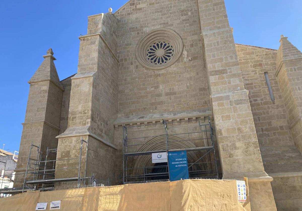 Los andamios en la puerta principal de la parroquia de Santa Marina, el martes