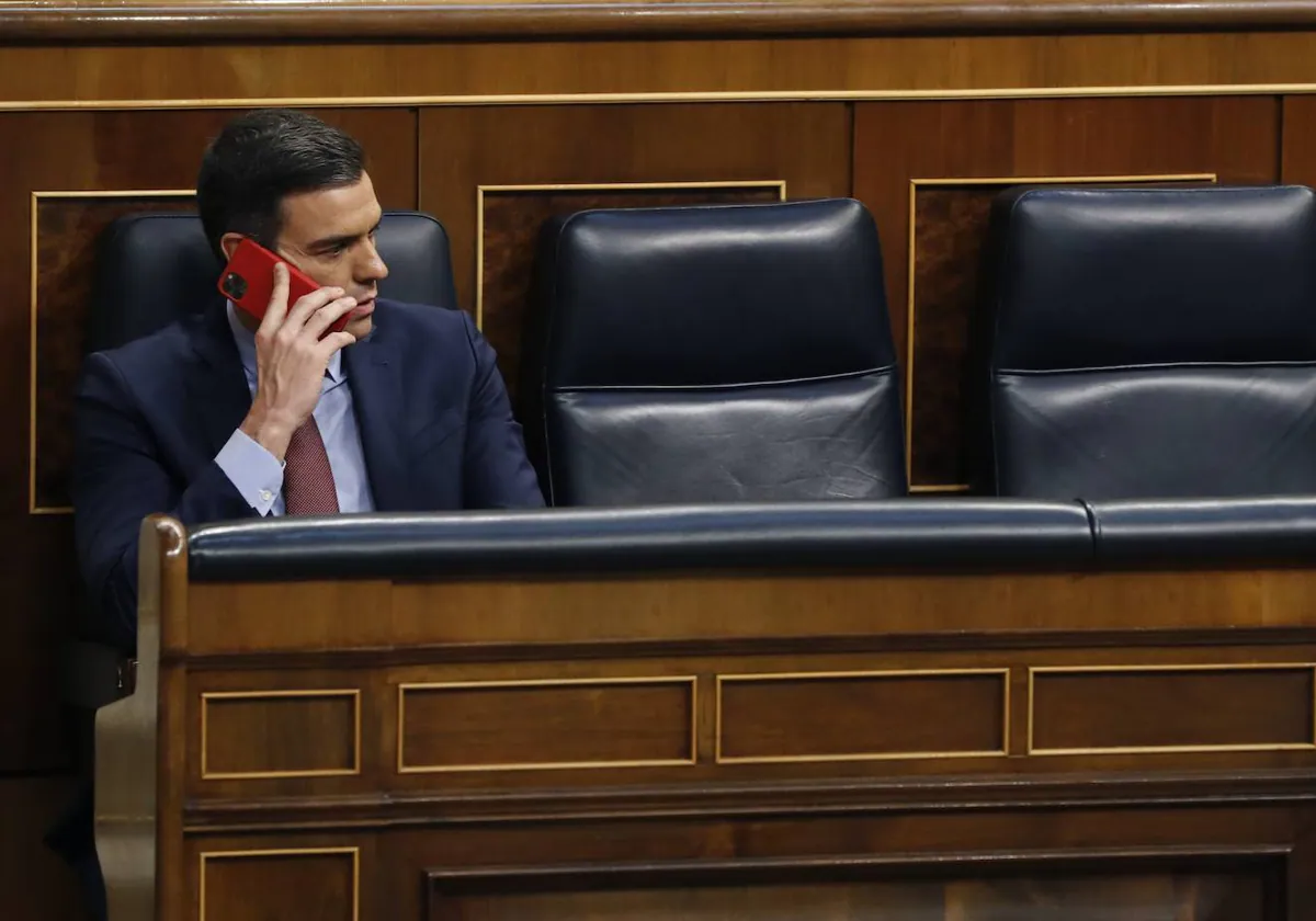 El presidente del Gobierno, Pedro Sánchez, habla por teléfono en su escaño, en una imagen del año 2020