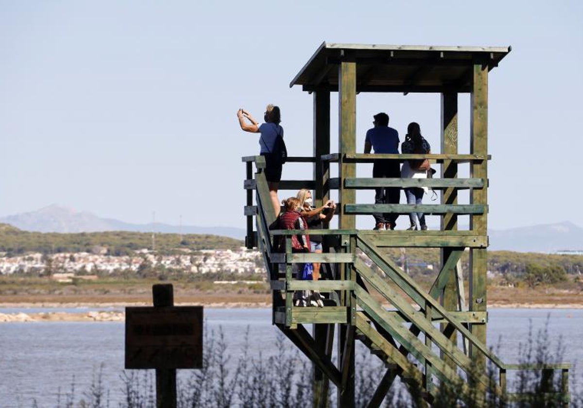 Visitantes en el parque natural de Las Lagunas de La Mata de Torrevieja.