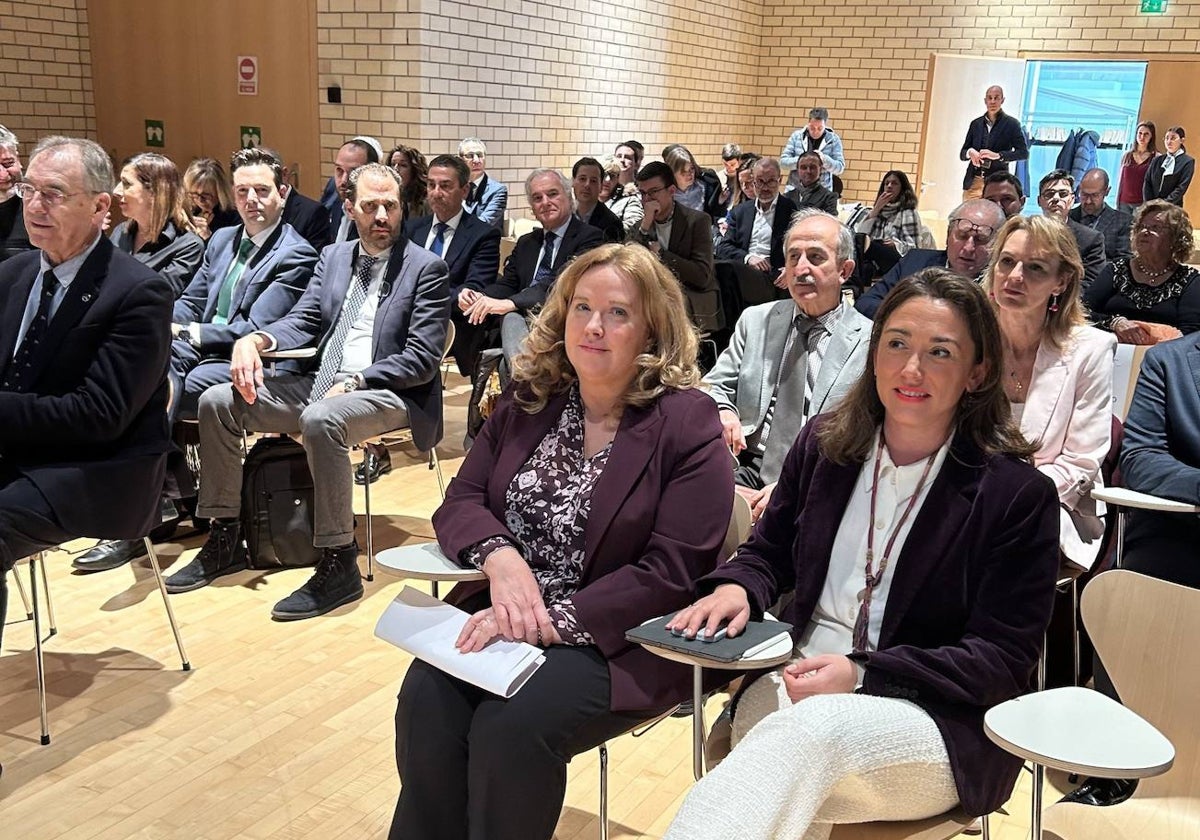 La alcaldesa de Burgos y la consejera de Movilidad, durante el encuentro celebrado en Burgos en apoyo a la reapertura del Tren Directo Madrid-Aranda-Burgos