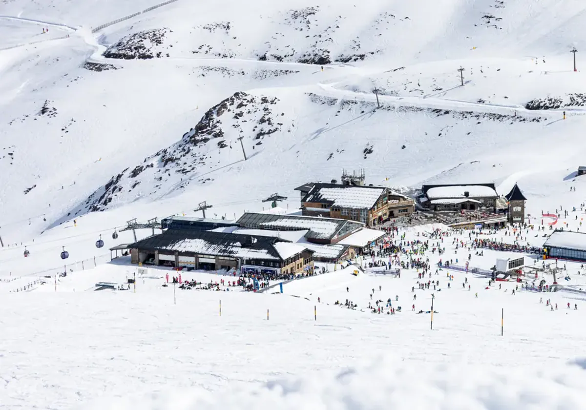 En Borreguiles, a 2.500 metros de altitud, se acumulan dos metros de nieve