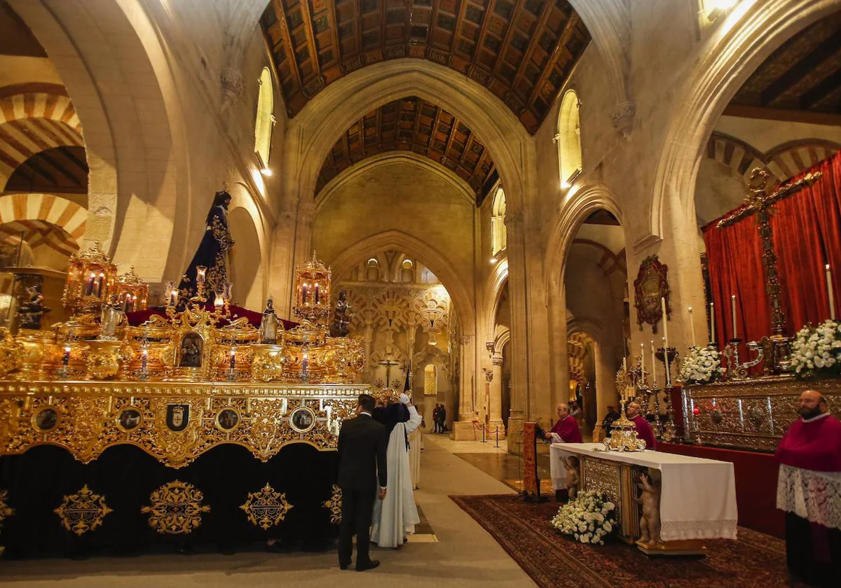 El Señor Rescatado, ante el altar en la Catedral para la estación de penitencia de las cofradías