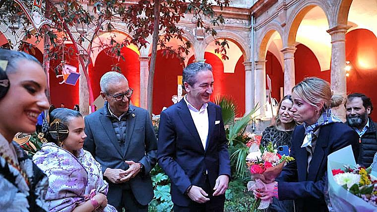 Las falleras mayores de Valencia visitan el Centre del Carme