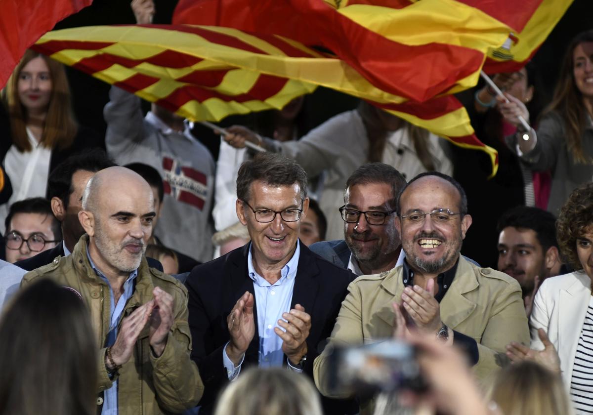 Alberto Núñez Feijóo y Alejandro Fernández (derecha), durante un acto de campaña de las autonómicas