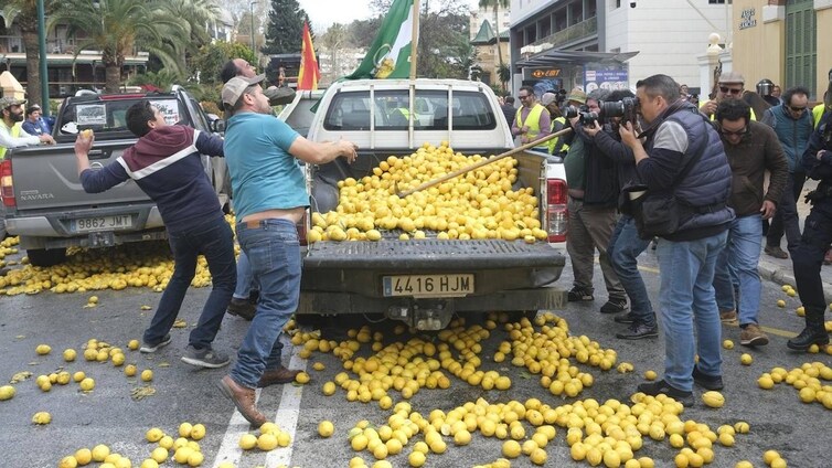 Agricultores se lían a limonazos contra la subdelegación del Gobierno en Málaga