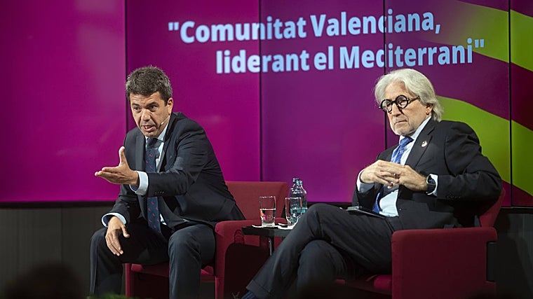 Imagen del presidente de la Generalitat Valenciana, Carlos Mazón, y el presidente de Foment del Treball, Josep Sánchez, este miércoles durante el acto celebrado en Barcelona