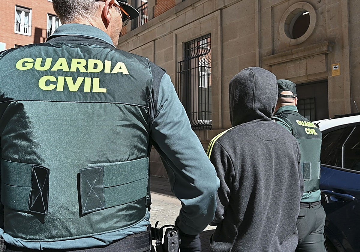 Uno de los hermanos, a su llegada este miércoles a los juzgados de Palencia