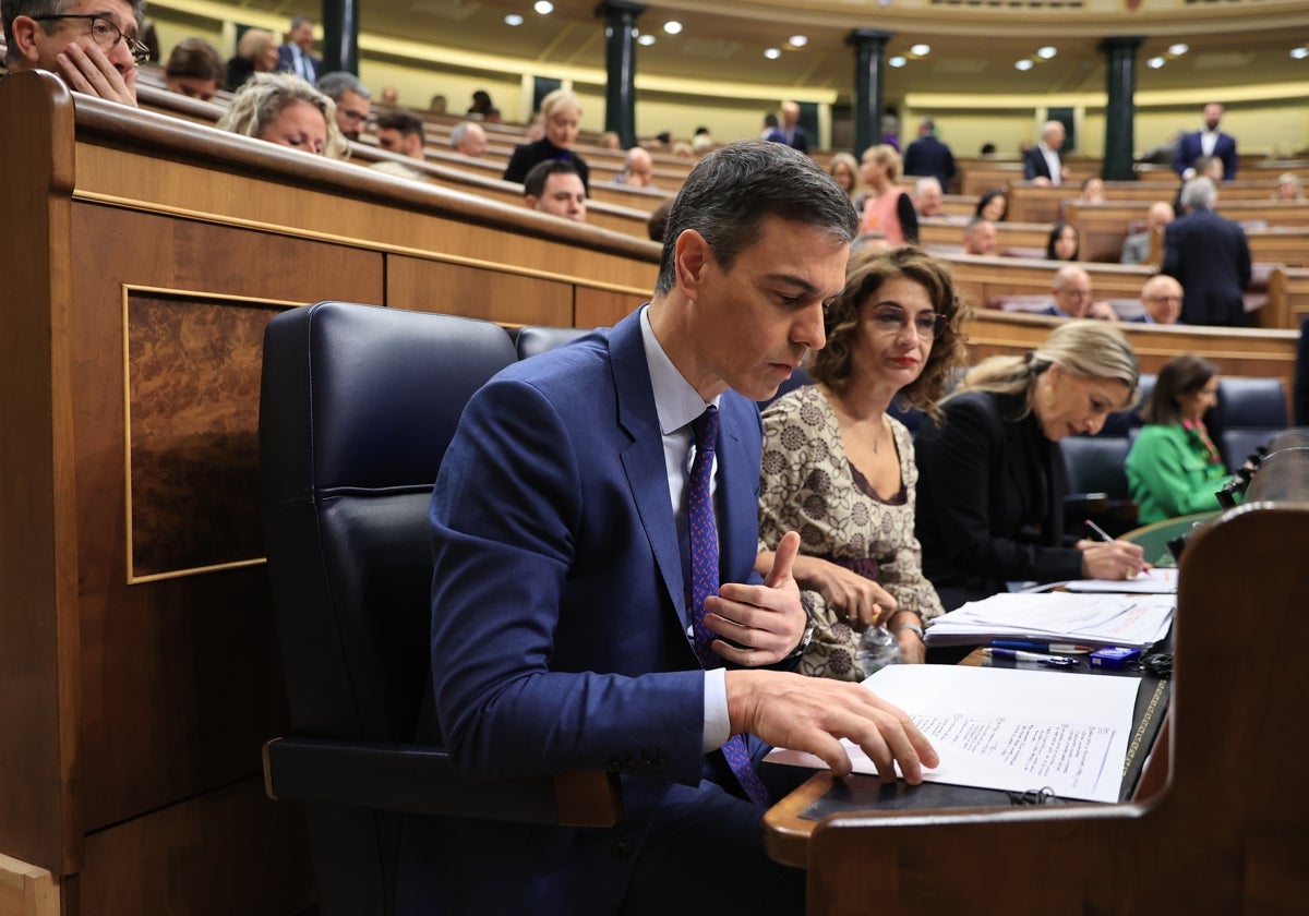 Sánchez, María Jesús Montero y al fondo Yolanda Díaz, durante el pleno parlamentario de este miércoles