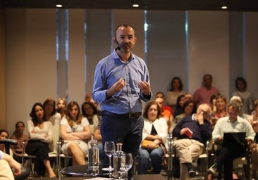 Rafael Santandreu: «El teléfono móvil amplifica la locura del ser humano, es un aniquilador de paz mental»