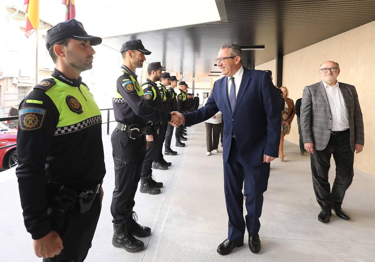 Imagen de la visita oficial de Toni Pérez a la Policía Local de Callosa de Segura