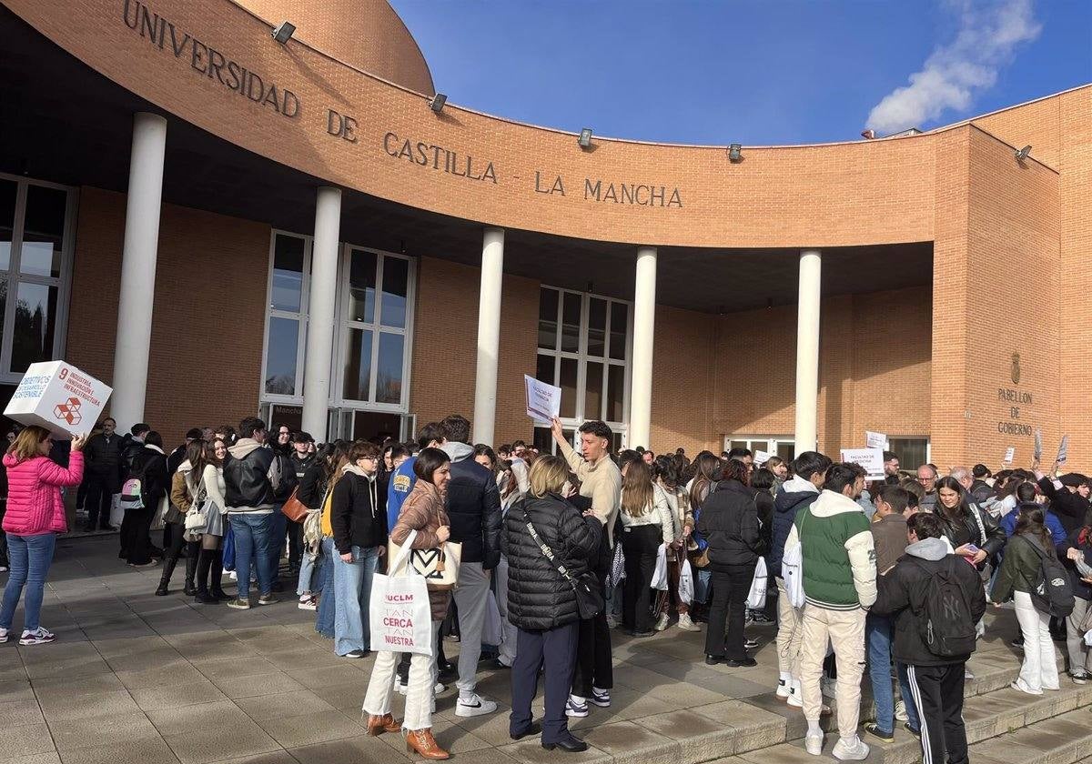 Un total de 27.651 alumnos e investigadores de la UCLM votan a sus representantes en el Claustro