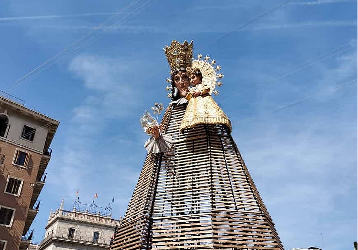 Imagen del cadafal de la Virgen de los Desamparados para las Fallas de Valencia