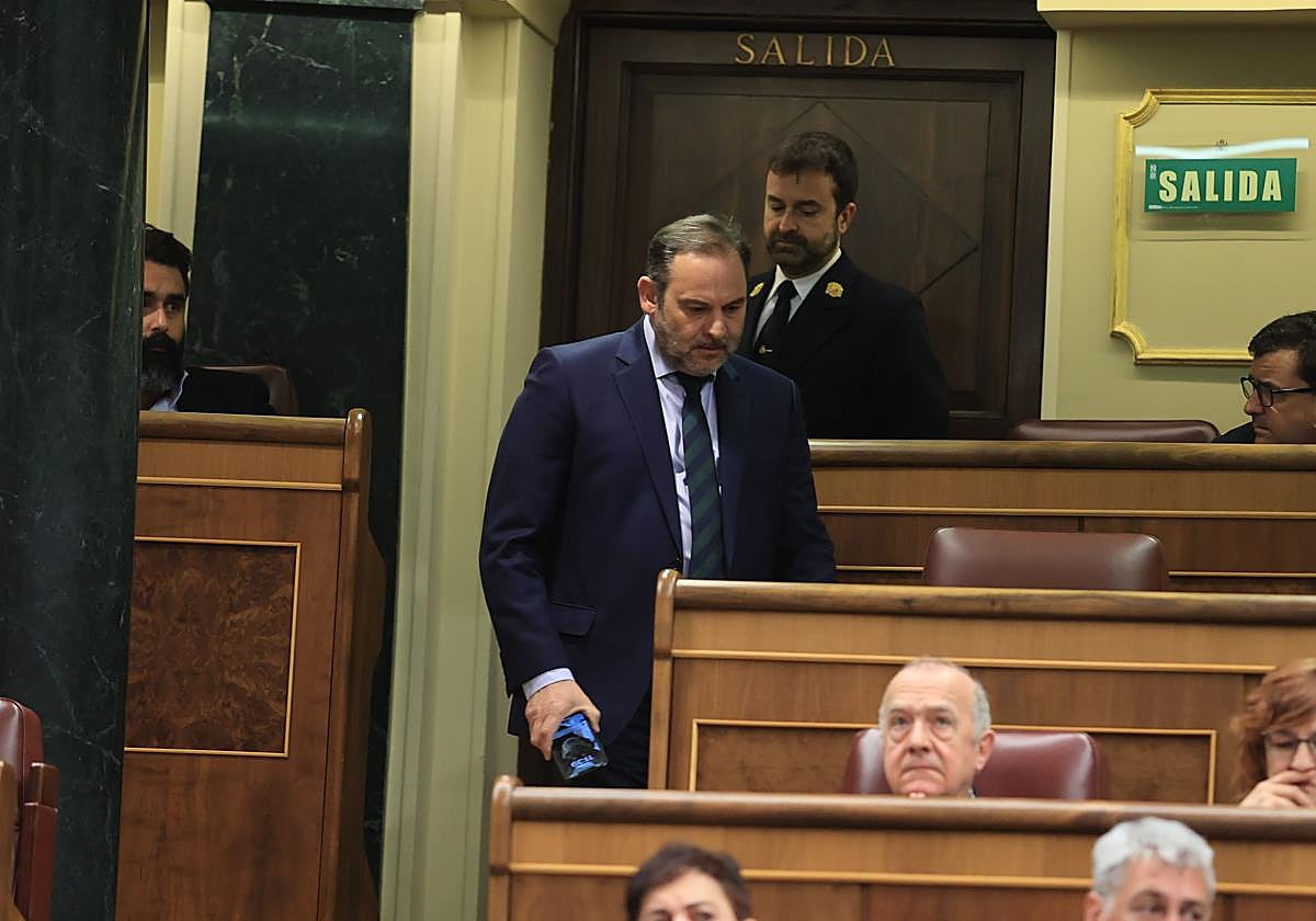 José Luis Ábalos junto a su escaño en el Congreso