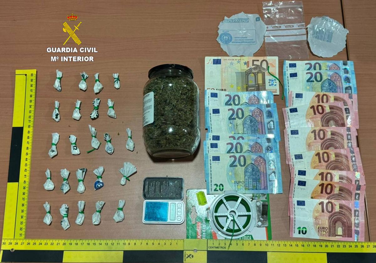 Imagen de la droga, dinero y otros objetos intervenidos a los arrestados por la Guardia Civil