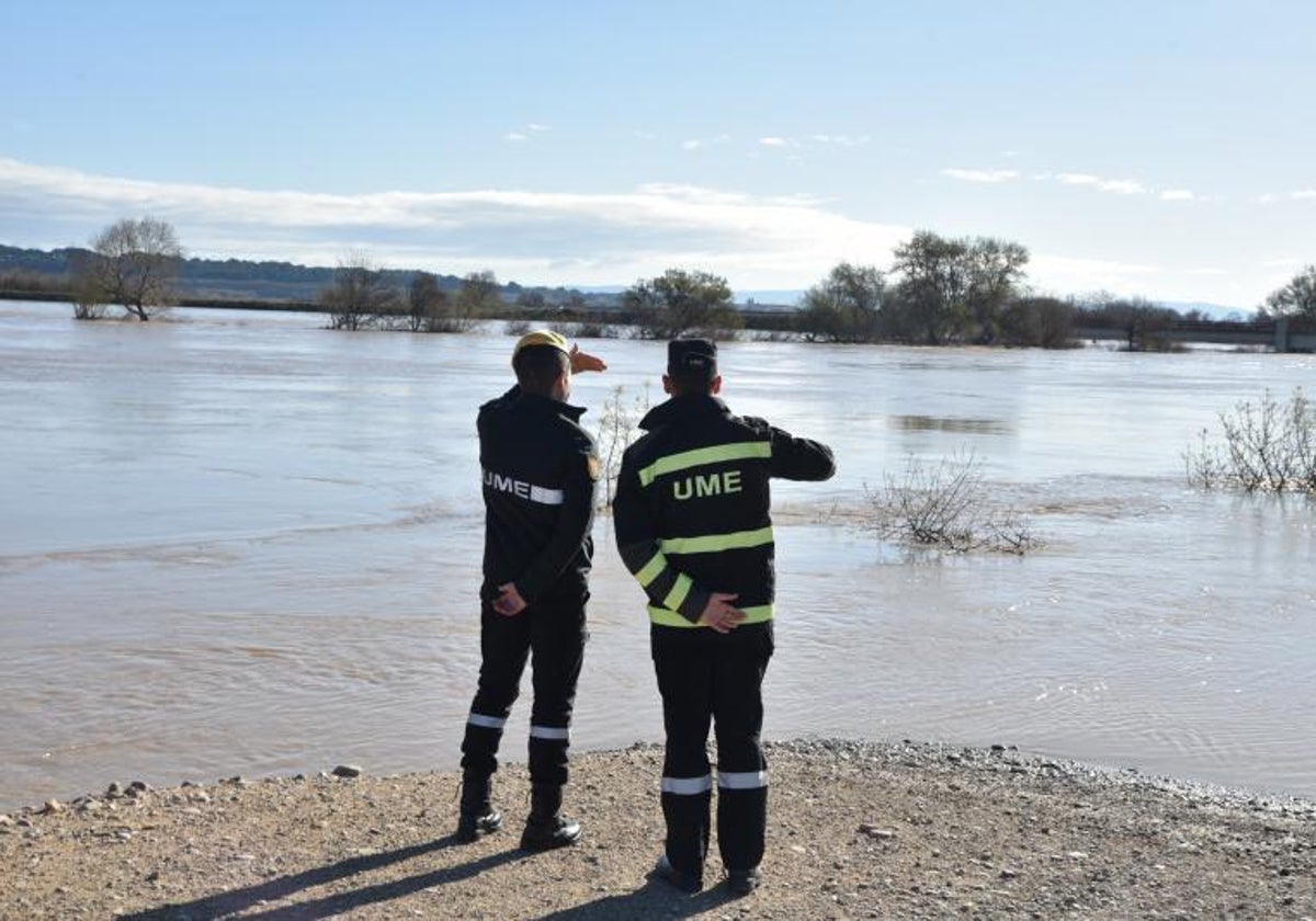 Efectivos de la UME del Ejército observan los efectos de la última crecida del Ebro, hace unos días.