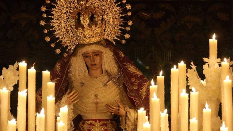 Nuestra Señora Reina de los Mártires, entre cera rizada