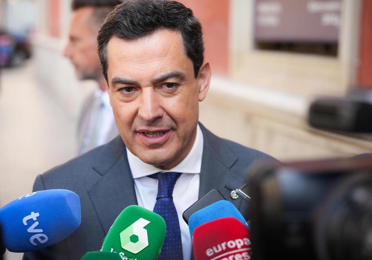 Juanma Moreno, en declaraciones a los medios este jueves en Sevilla