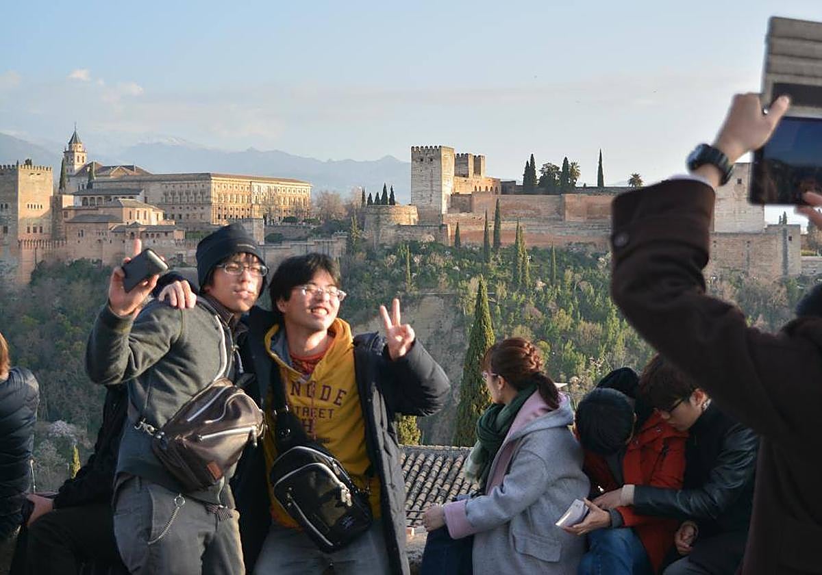 Turistas en el Mirador de San Nicolás de Granada