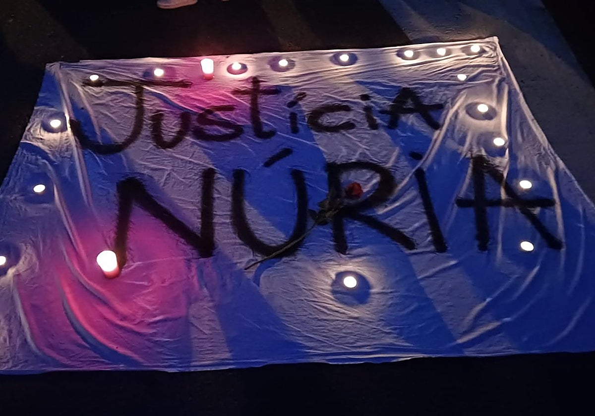 Pancarta en recuerdo de Nuria, la cocinera de Mas d'Enric asesinada por un preso, este pasado miércoles