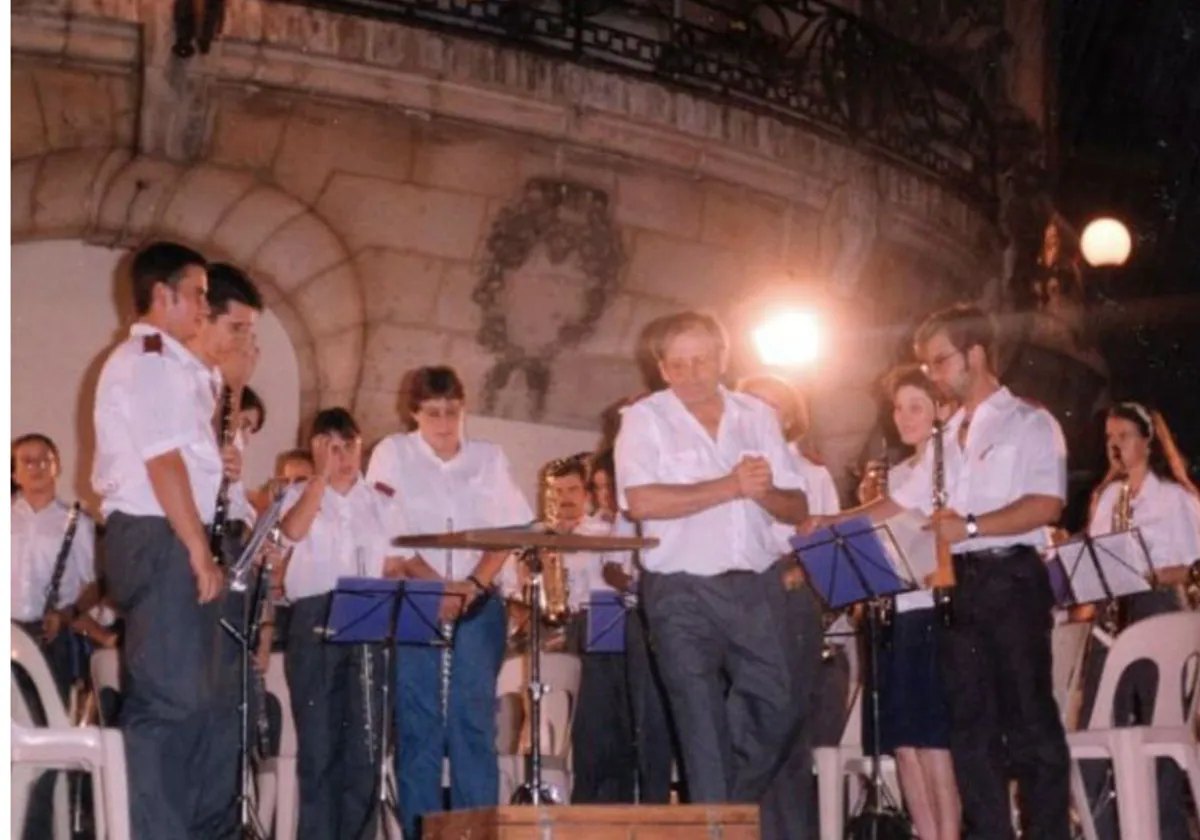 El alcalde, el primero por la izquierda, con 13 años, con su clarinete, en un acto en Agen hace 30 años