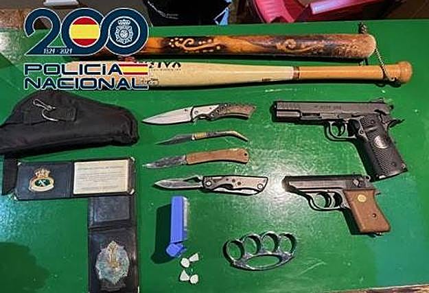 Imagen del arsenal de armas intervenidas por la Policía Nacional